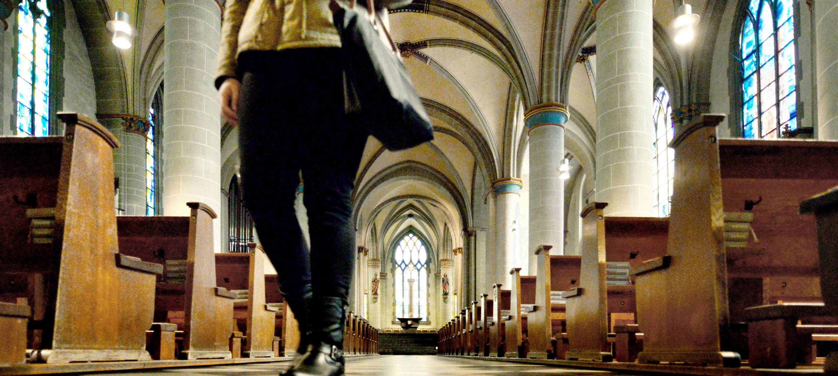 Jemand läuft aus einer Kirche heraus