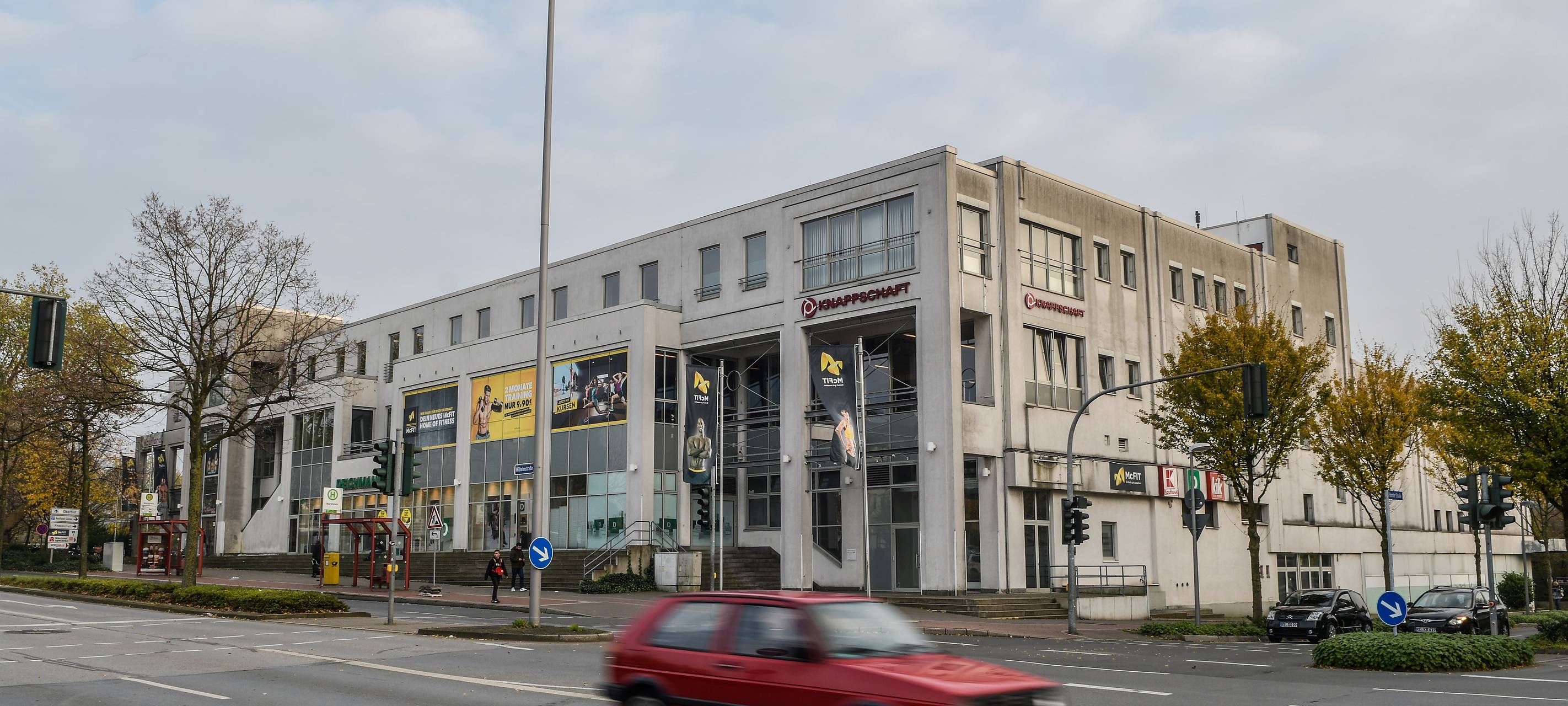 Das Glückauf-Center an der Horster Straße. Vorbei fährt ein Auto.