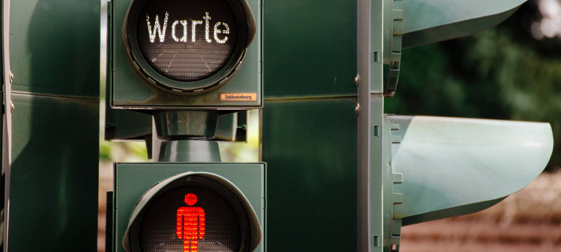 Renitenter Fußgänger geht Polizistin an