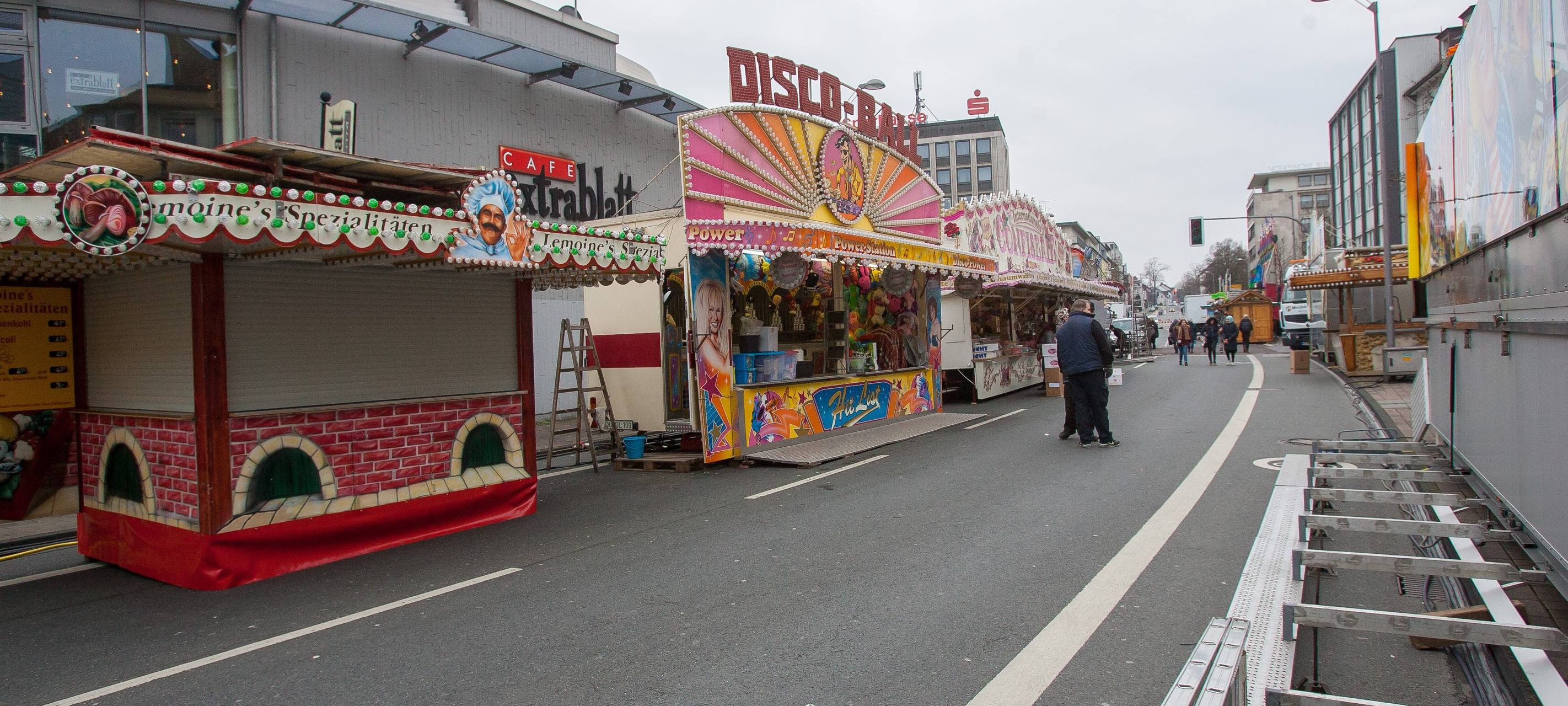 Kirmesaufbau an der Osterfelder Straße in Bottrop