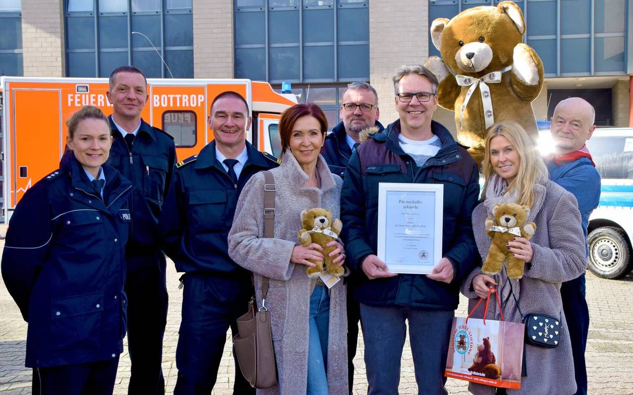 Deutsche Teddy-Stiftung übergibt Teddybären an Feuerwehr Bottrop