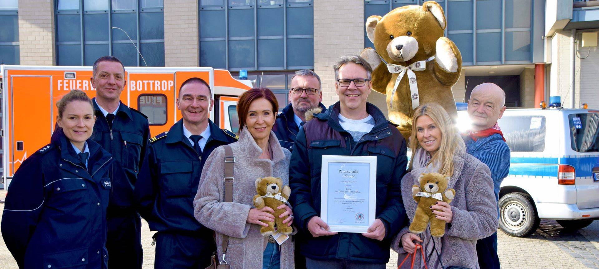 Deutsche Teddy-Stiftung übergibt Teddybären an Feuerwehr Bottrop