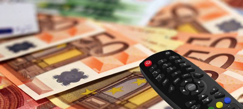 Geldscheine und Fernbedienung