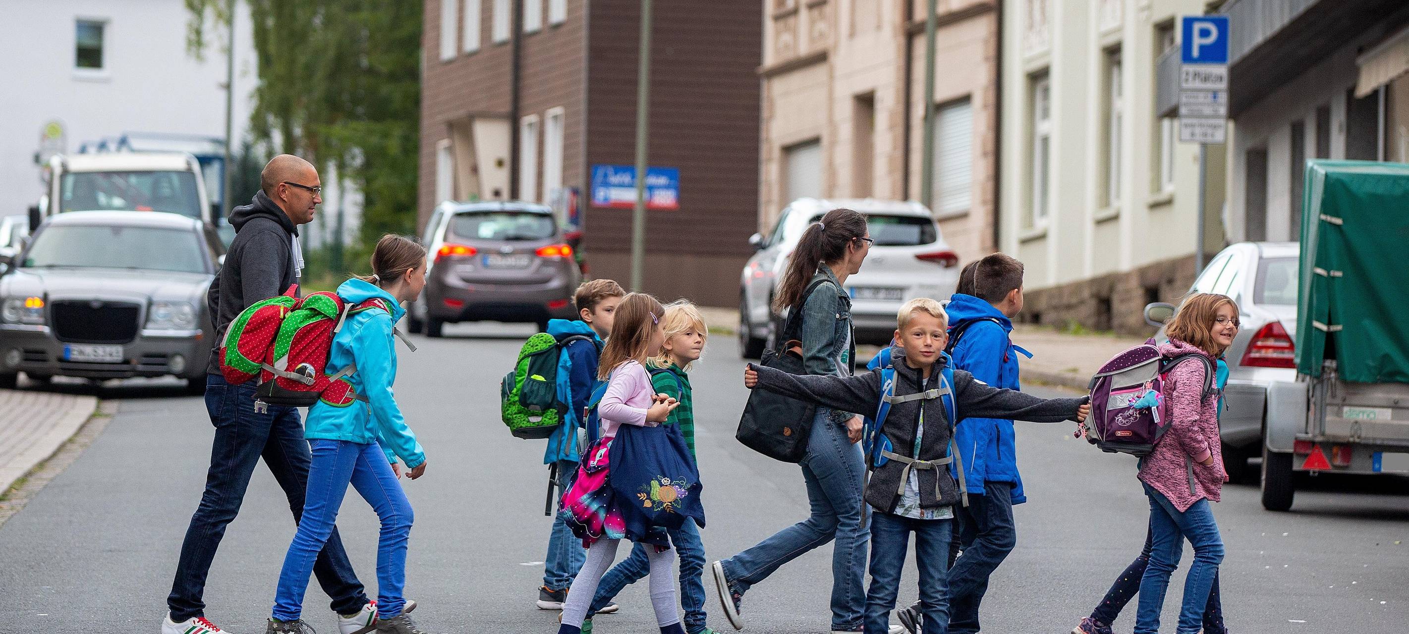Kinder auf dem Schulweg