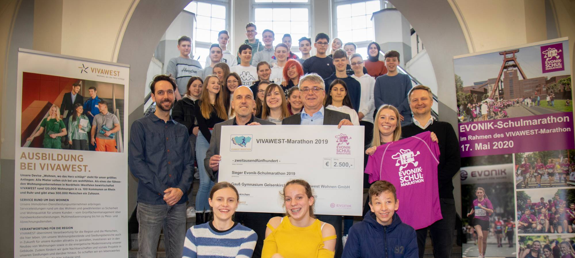 Scheckübergabe: 2500 Euro für Schulhofgestaltung