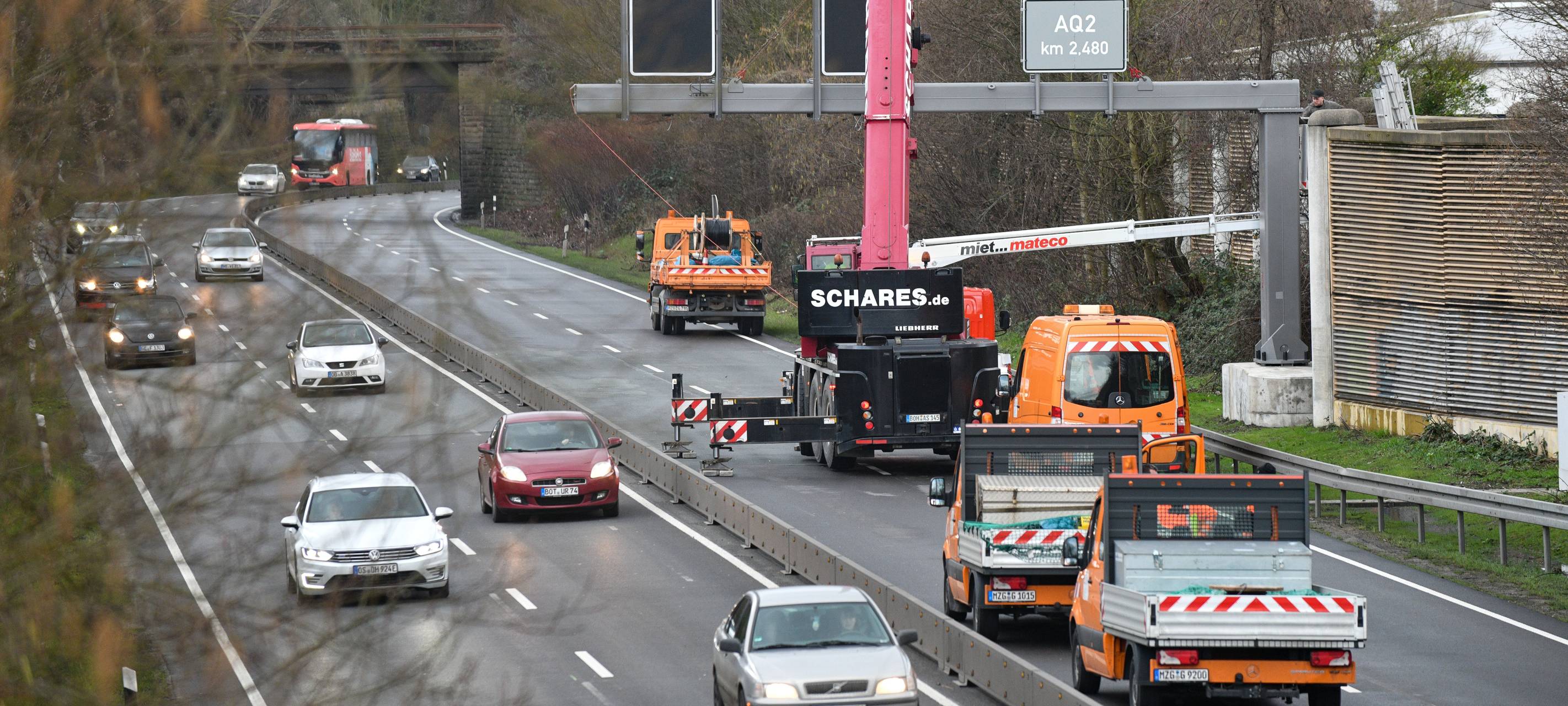 Eine Stauwarnanlage über den Fahrspuren der B224 wird installiert