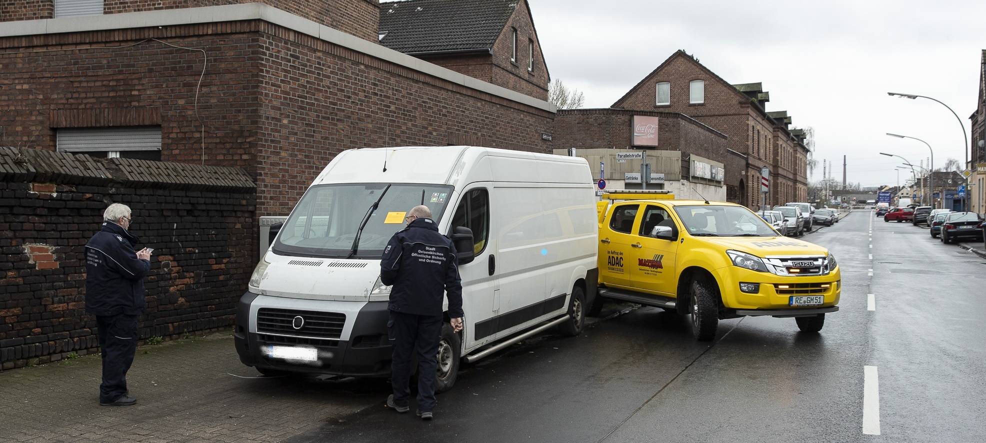 Ein illegal abgestelltes Fahrzeug wird abgeschleppt.