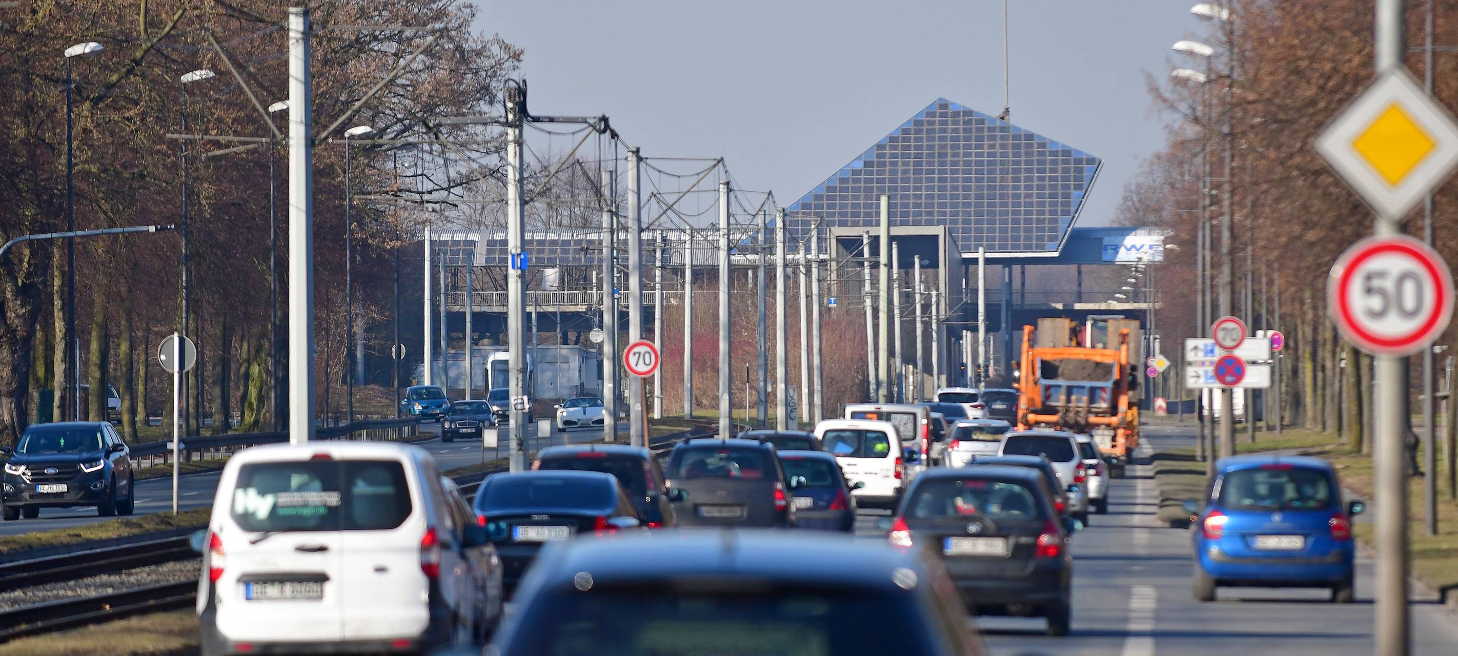 Kurt-Schumacher-Straße in Gelsenkirchen an der Arena-Brücke