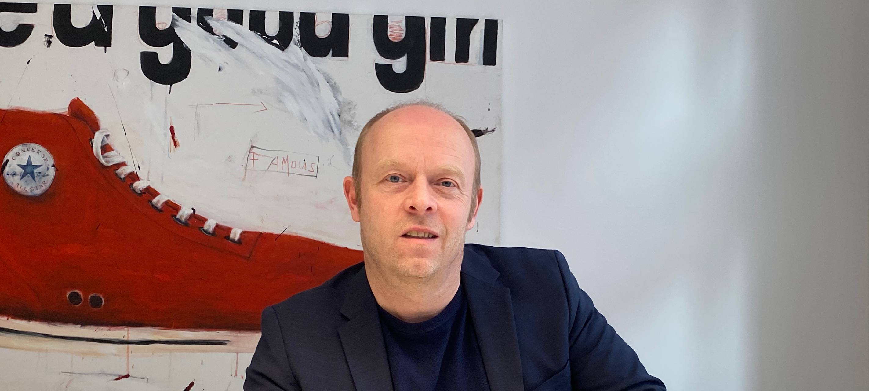 Ein Foto von Rechtsanwalt Arndt Kempgens in seinem Büro.