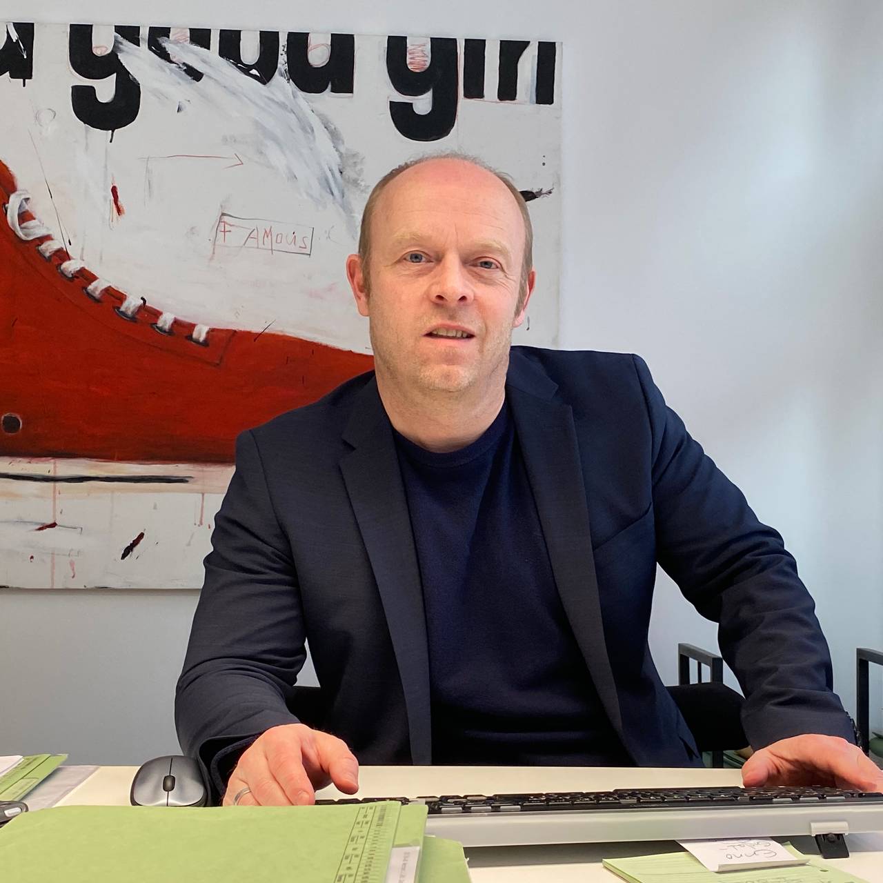 Ein Foto von Rechtsanwalt Arndt Kempgens in seinem Büro.