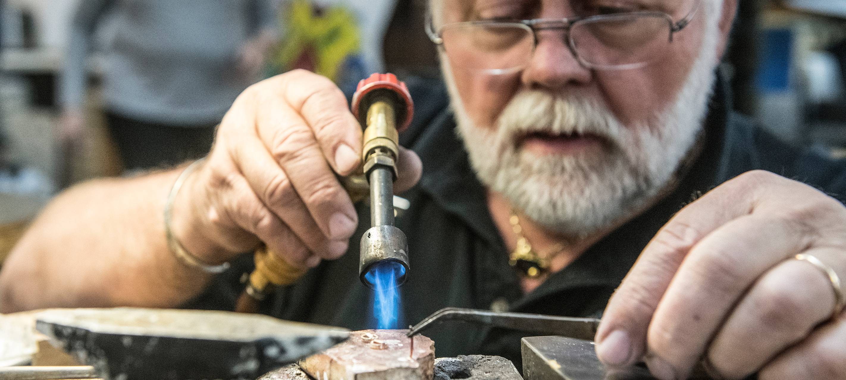 Ein Goldschmied bei der Arbeit