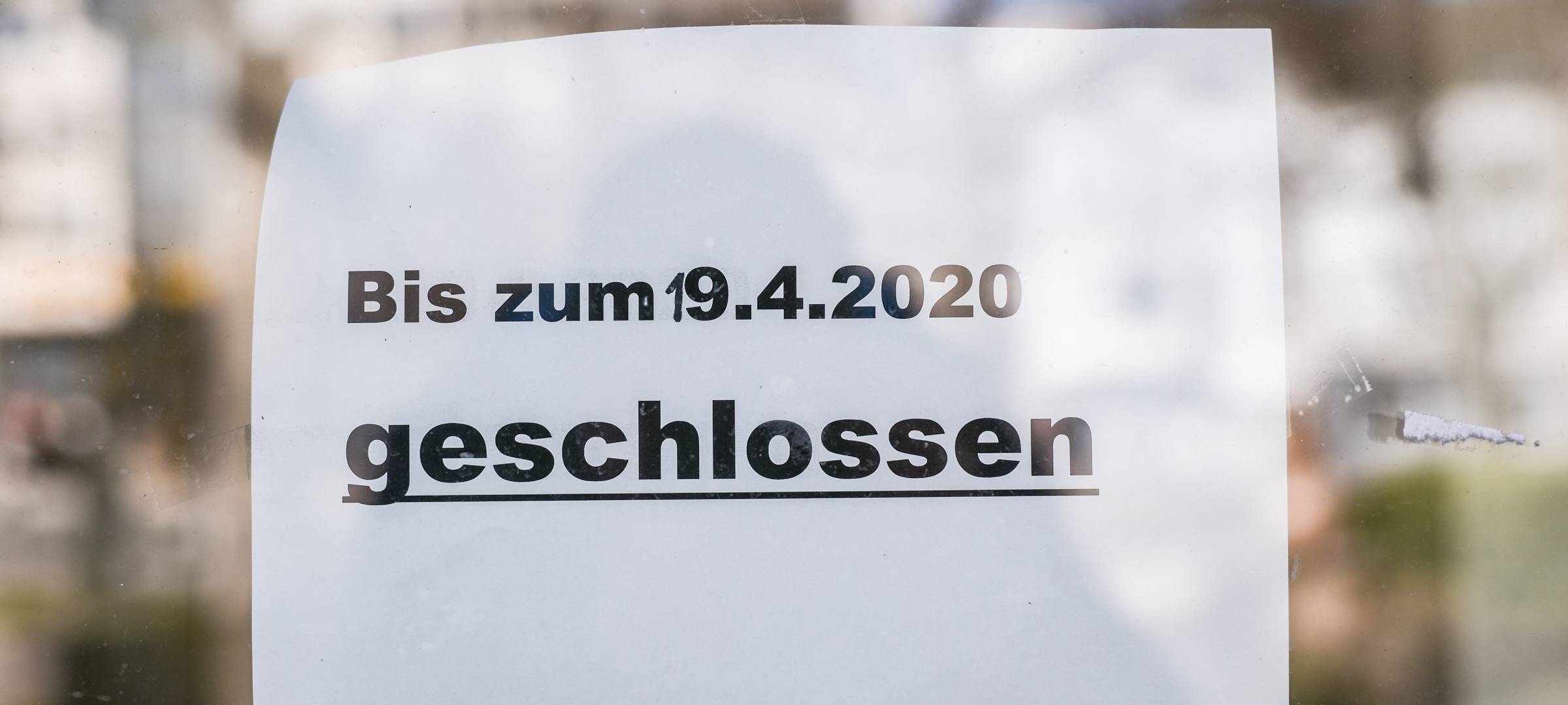 "Geschlossen"-Schild an einem Laden