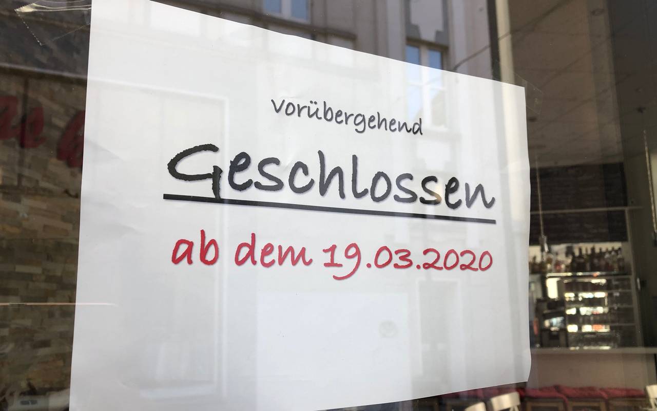 Ein Geschlossen-Schild an einem Geschäft