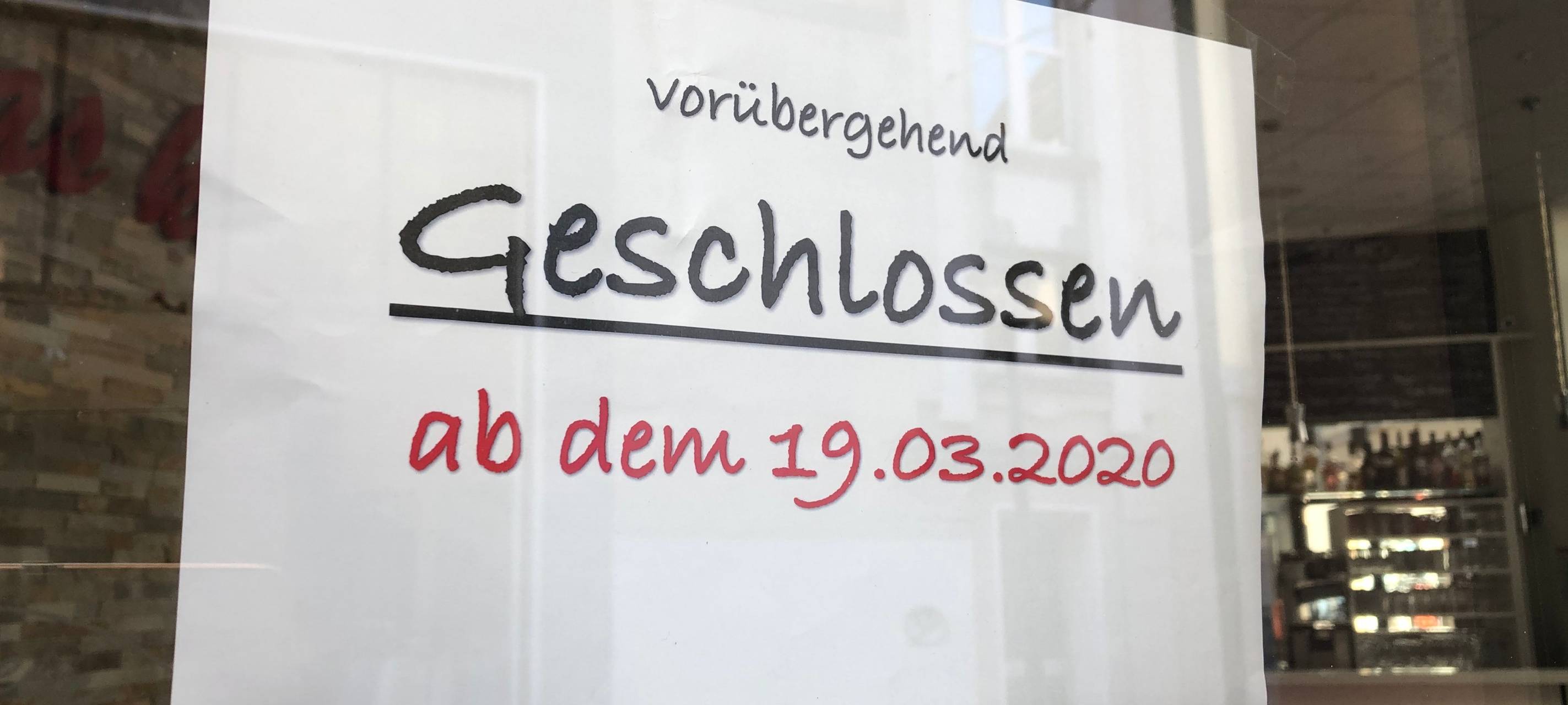 Ein Geschlossen-Schild an einem Geschäft
