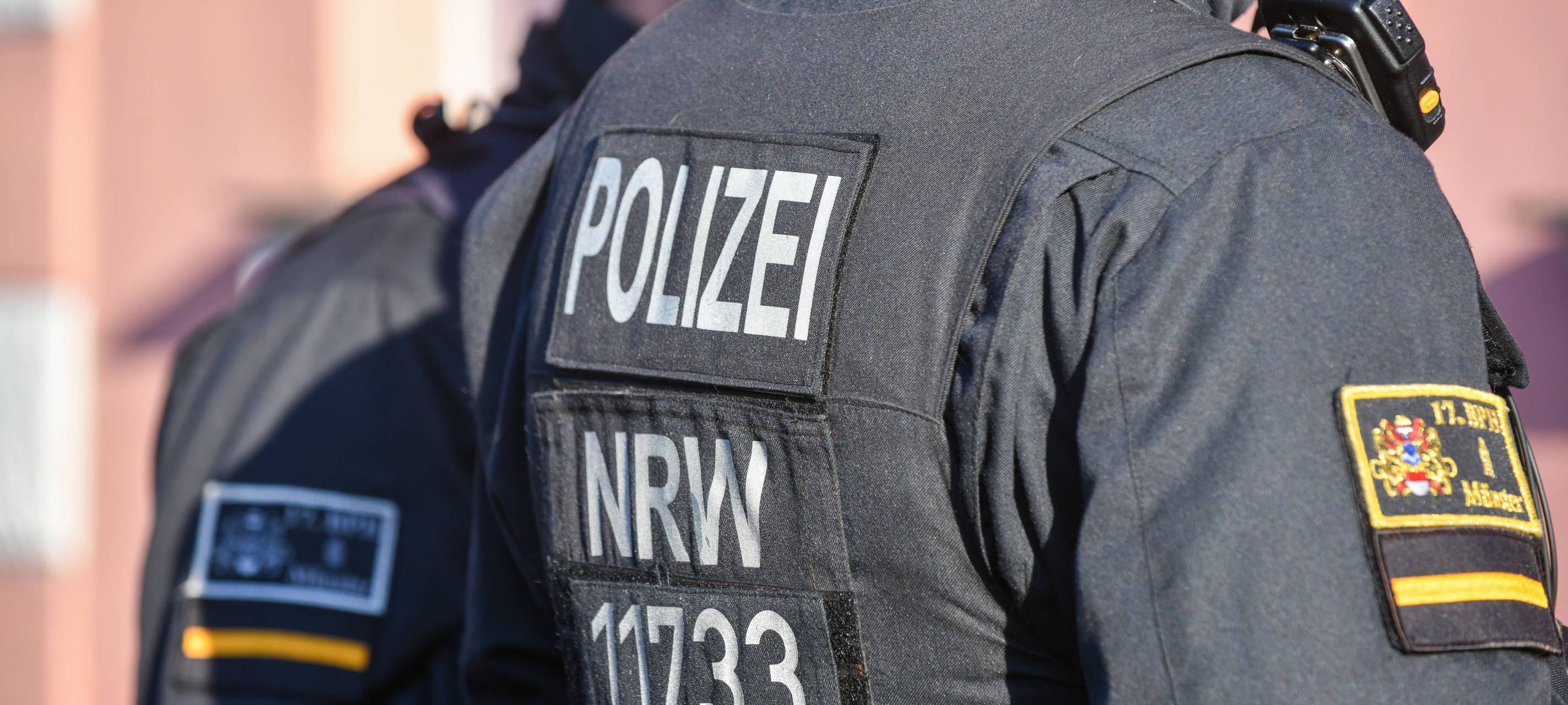 Der Rücken eines SEK-Polizisten