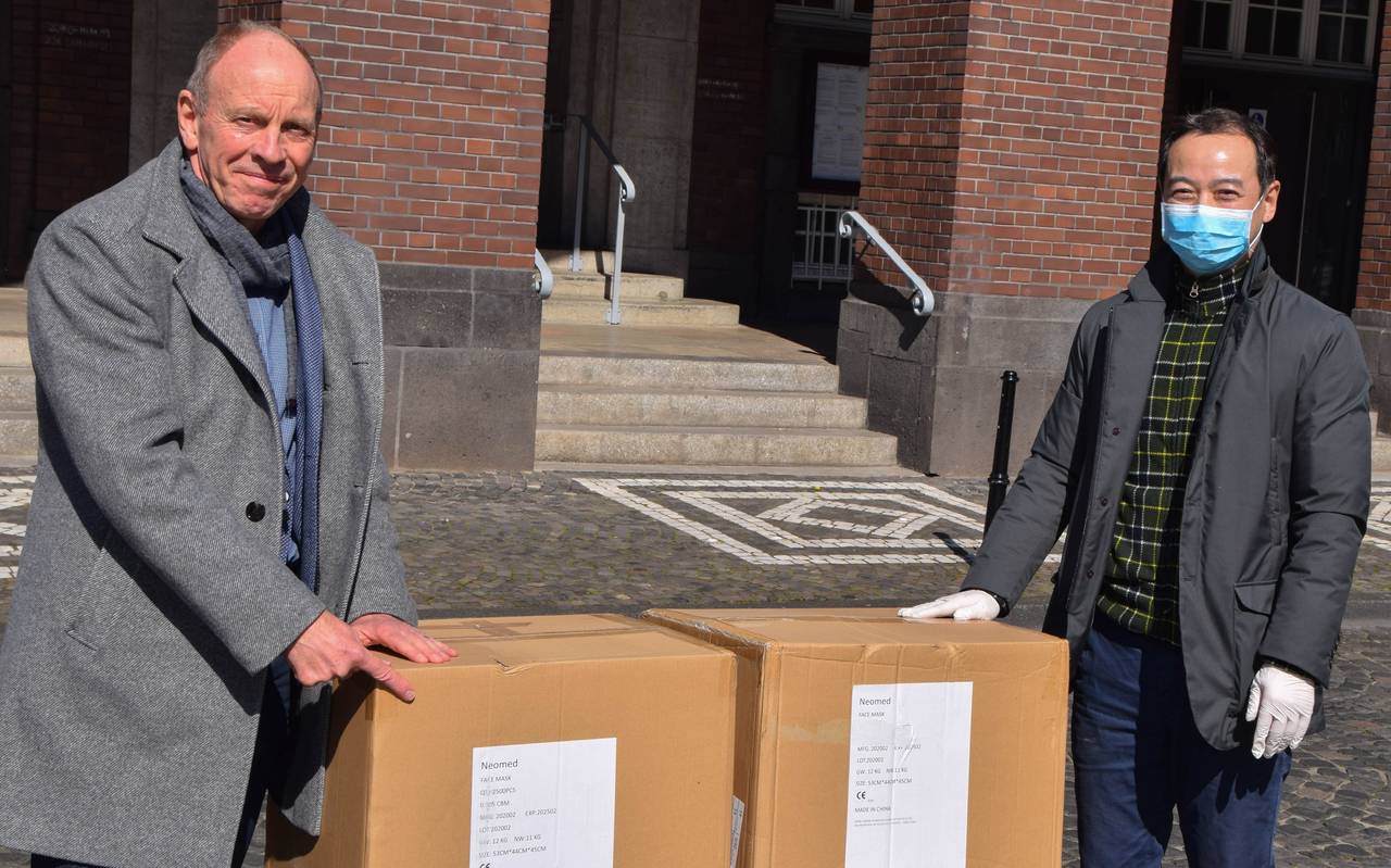 Bottrops Oberbürgermeister Bernd Tischler nimmt die Masken aus China entgegen