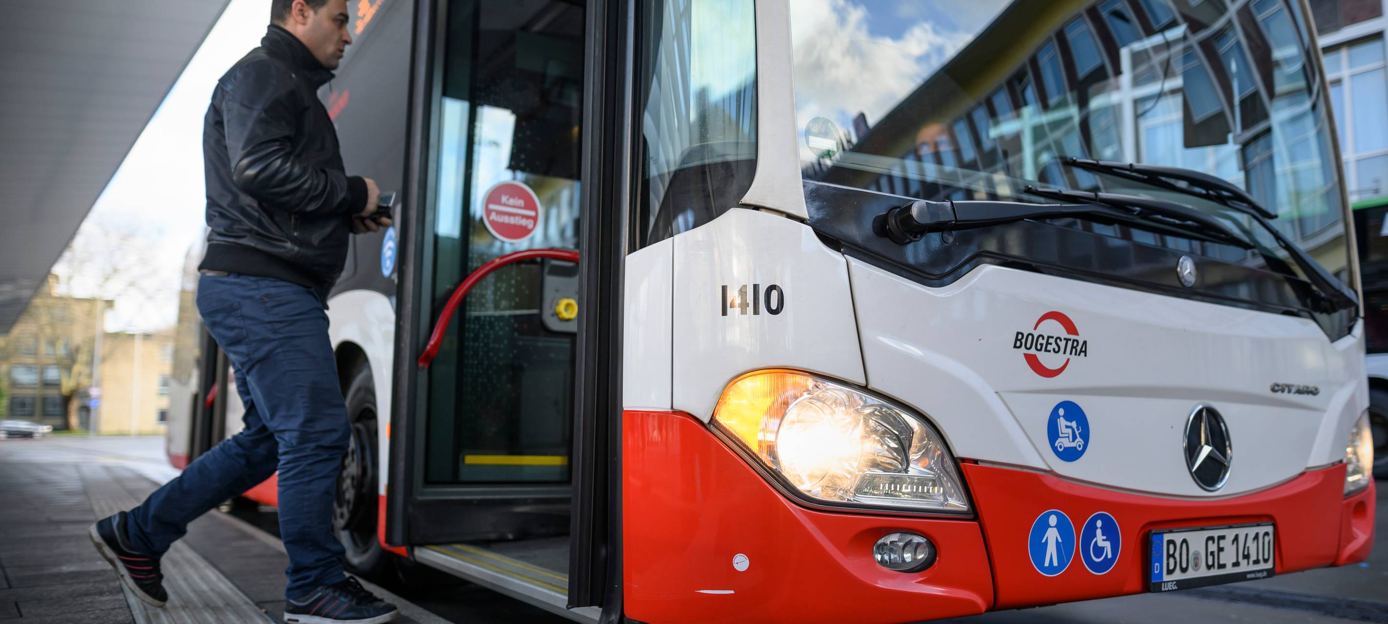 Ein Mann steigt in einen Bus der Bogestra