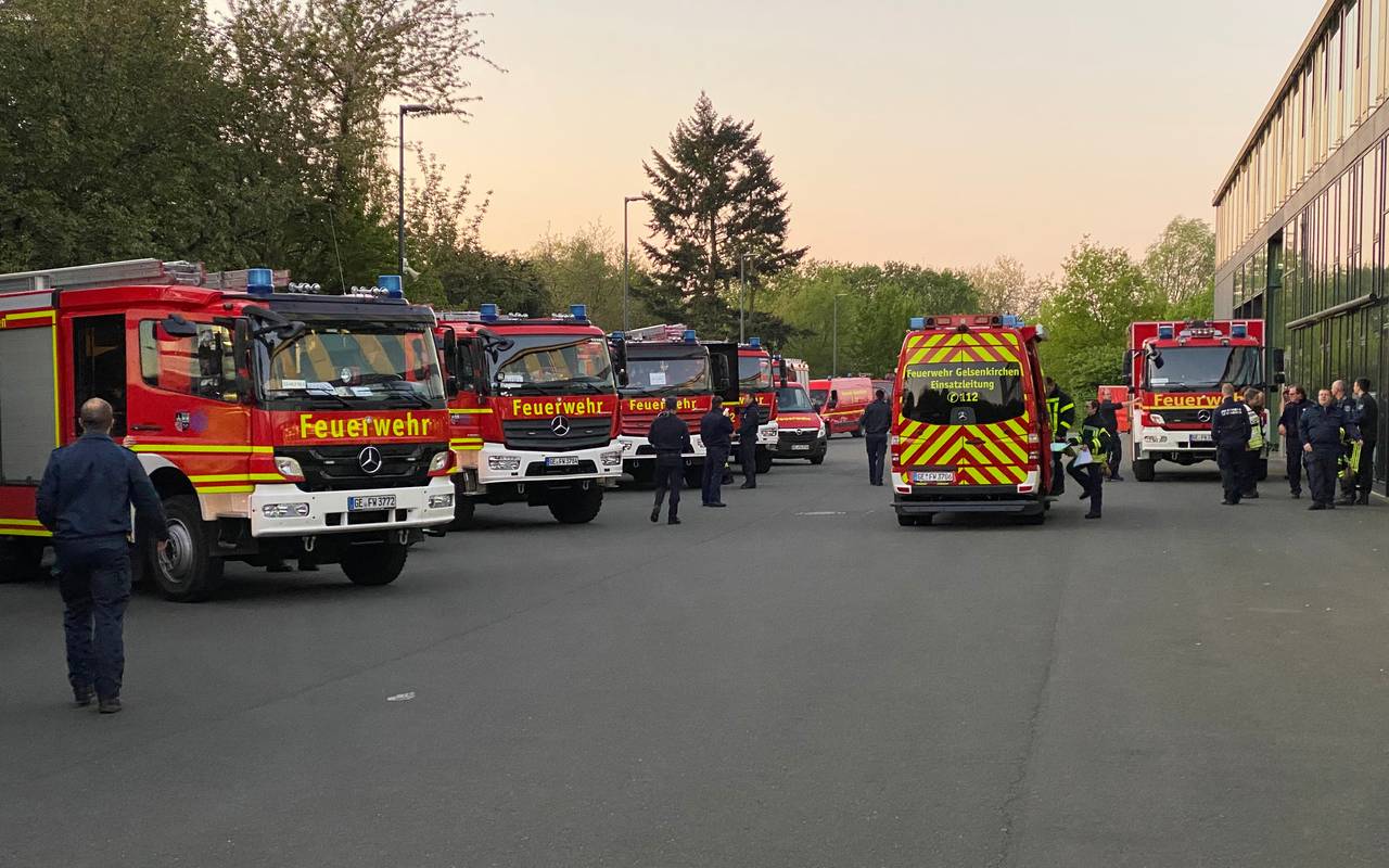 Aufbruch der Feuerwehr Gelsenkirchen zum Waldbrand am Niederrhein