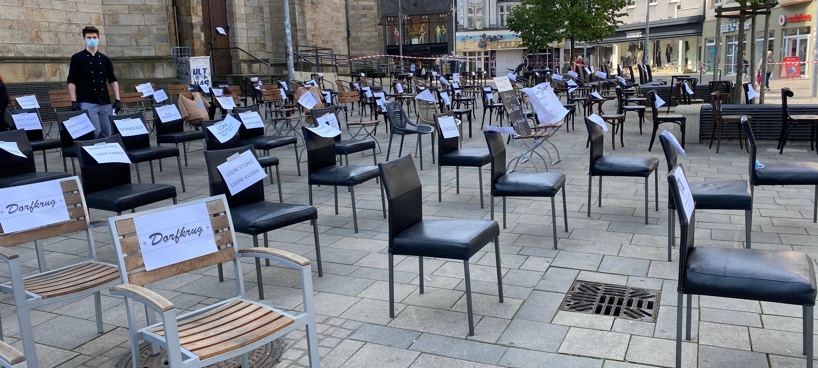 Leere Stühle auf der Domplatte in Gelsenkirchen-Buer