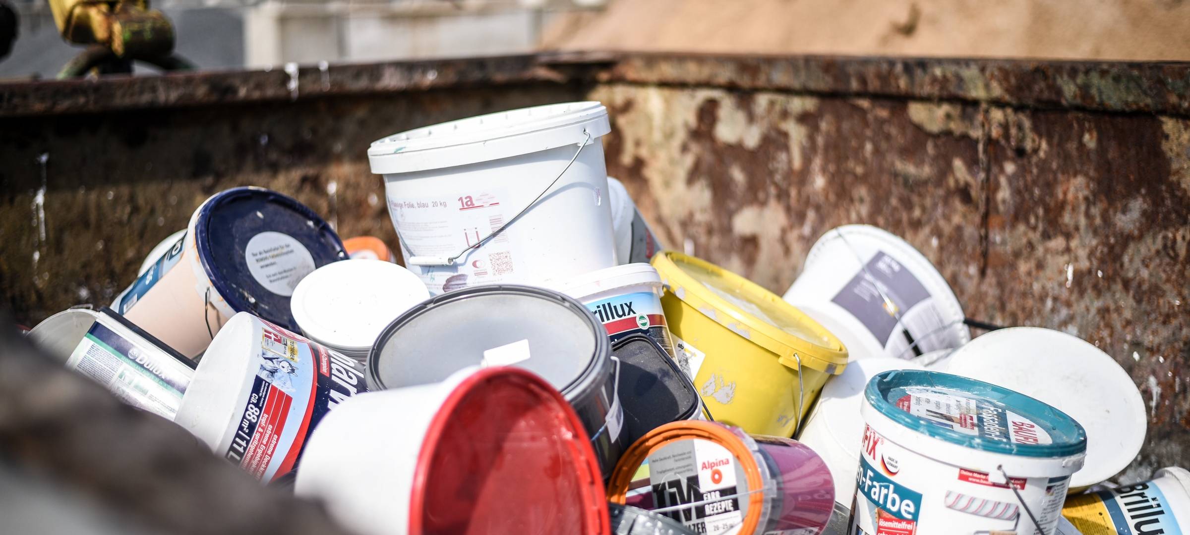 Farbeimer liegen in einem Container