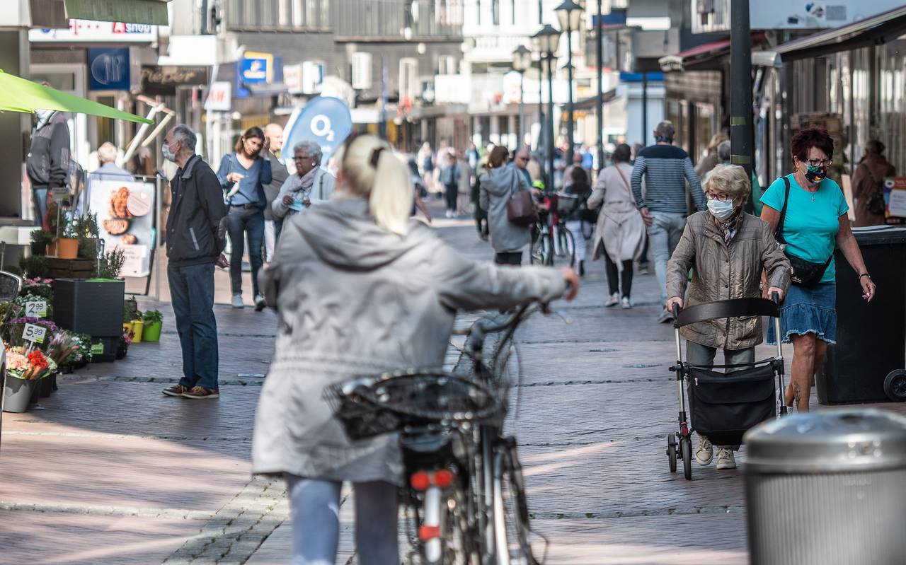 Fußgänger mit Schutzmasken auf der Hochstraße in Gelsenkirchen-Buer
