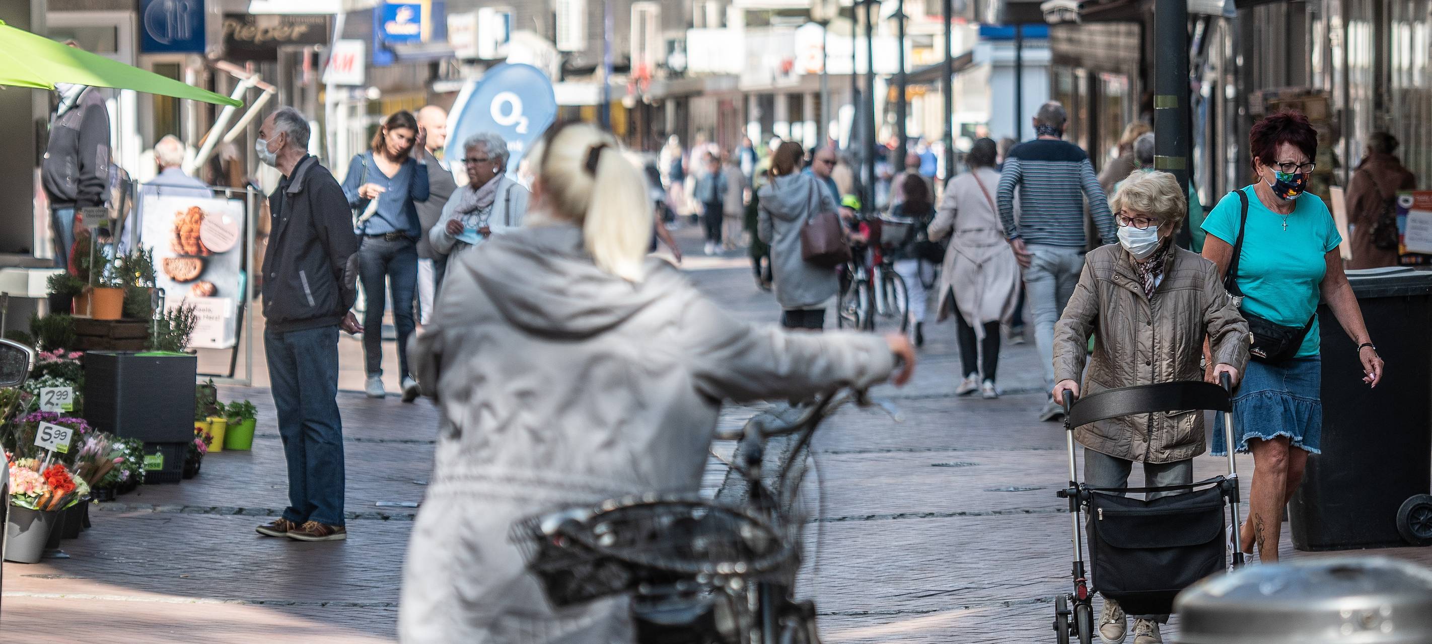 Fußgänger mit Schutzmasken auf der Hochstraße in Gelsenkirchen-Buer