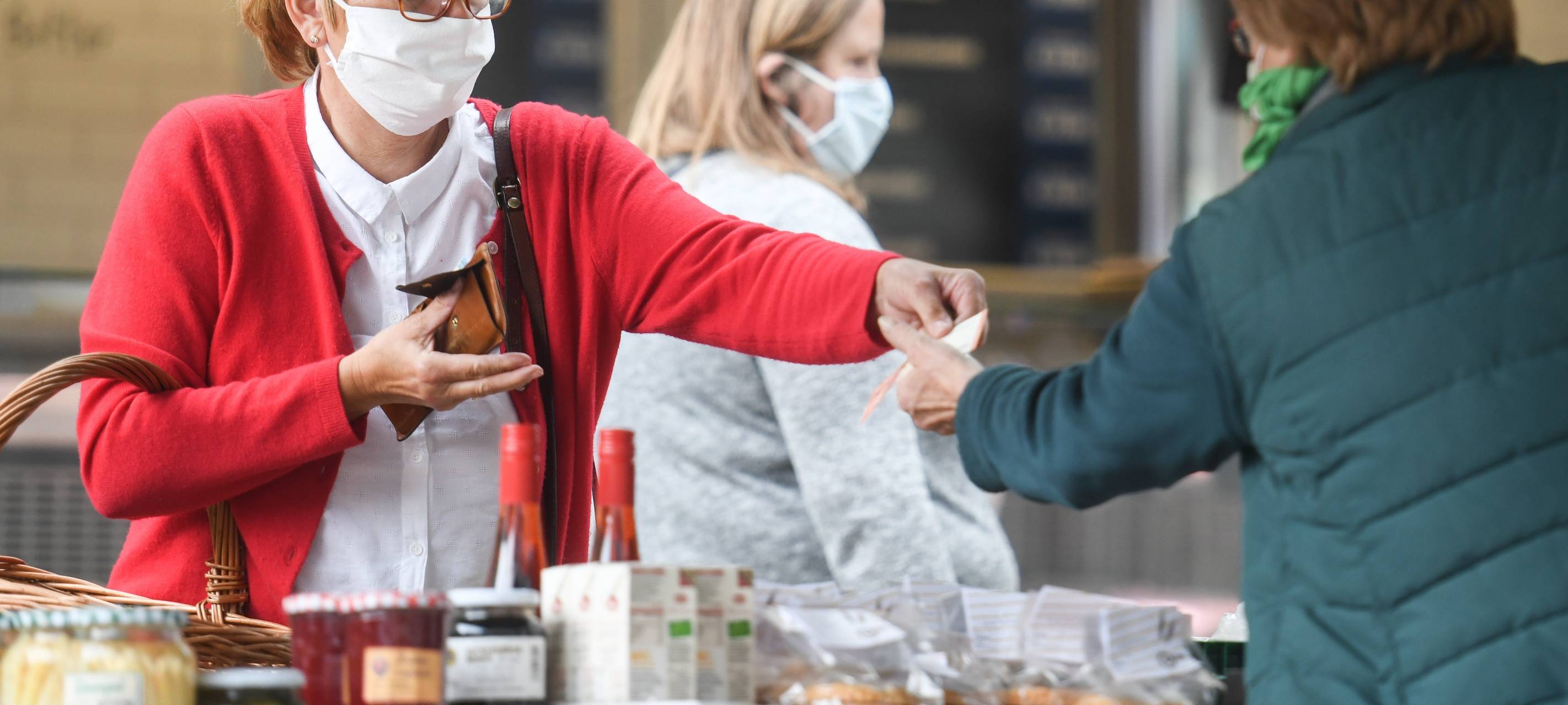 Menschen mit Schutzmaske beim Einkaufen