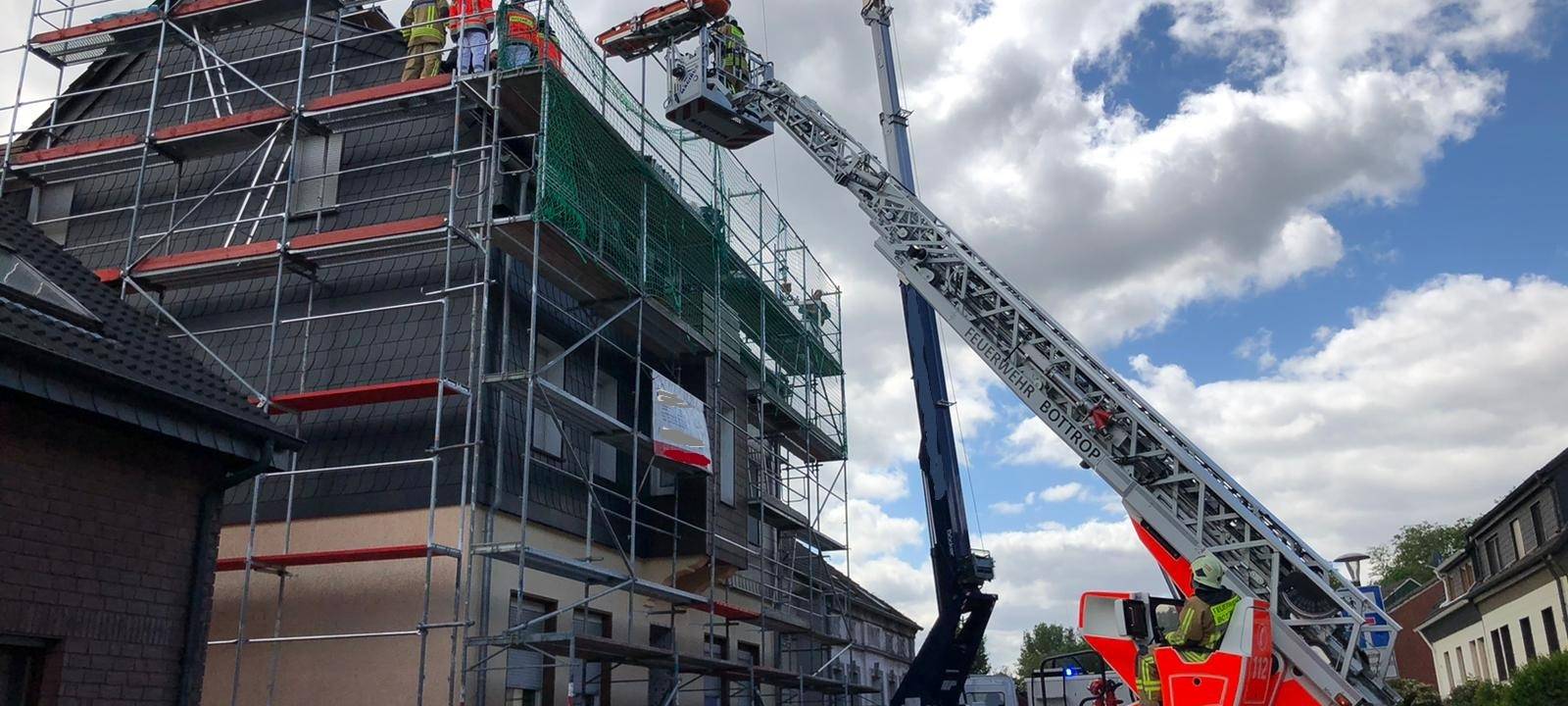 Bauarbeiter muss mit Drehleiter vom Dach geborgen werden