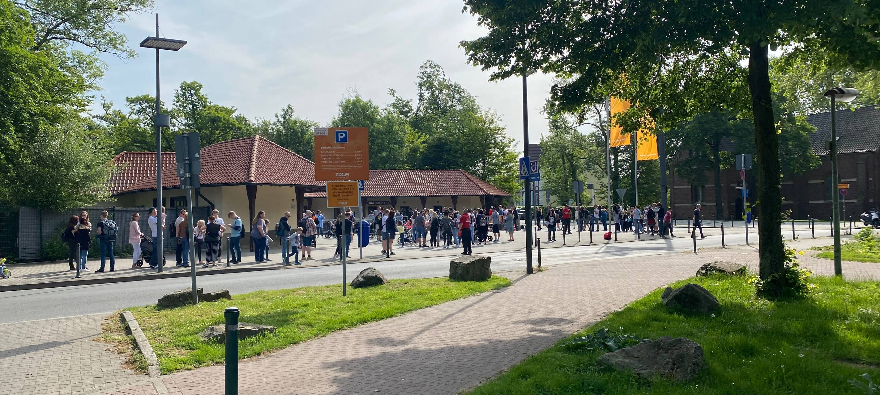 Viele Leute stehen vor dem Eingang an der ZOOM Erlebniswelt
