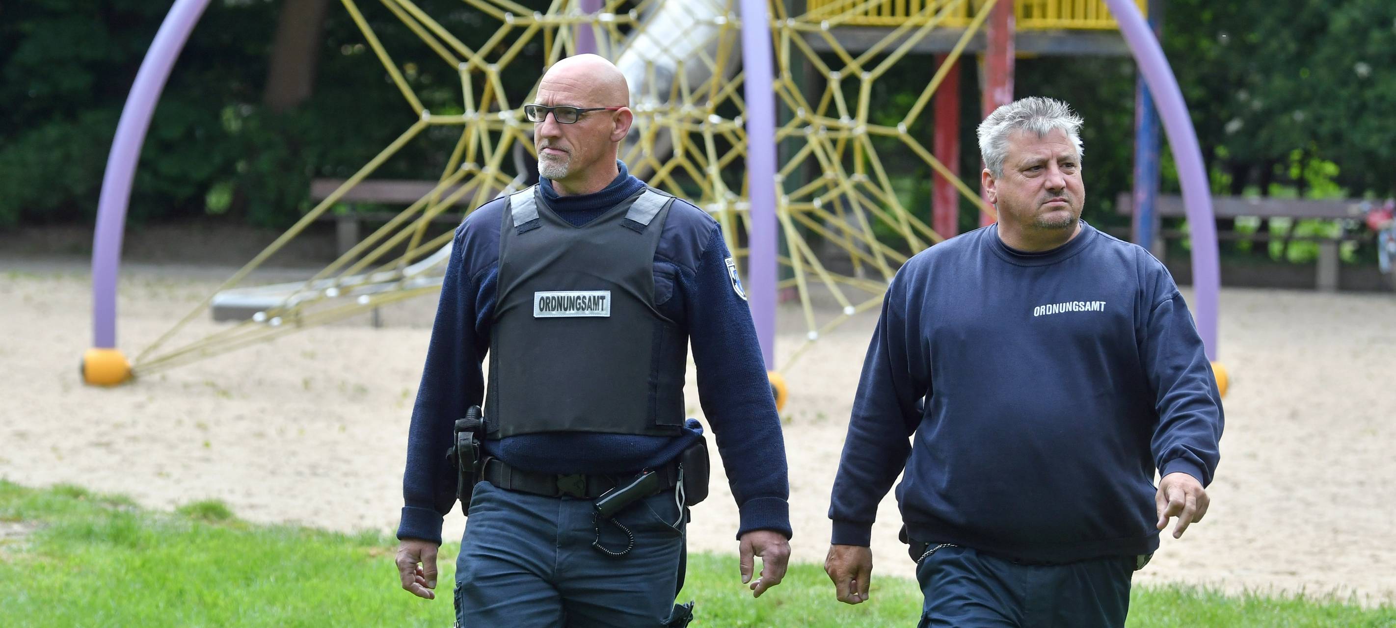 Mitarbeiter des Kommunalen Ordnungsdienstes auf Streife in Bottrop