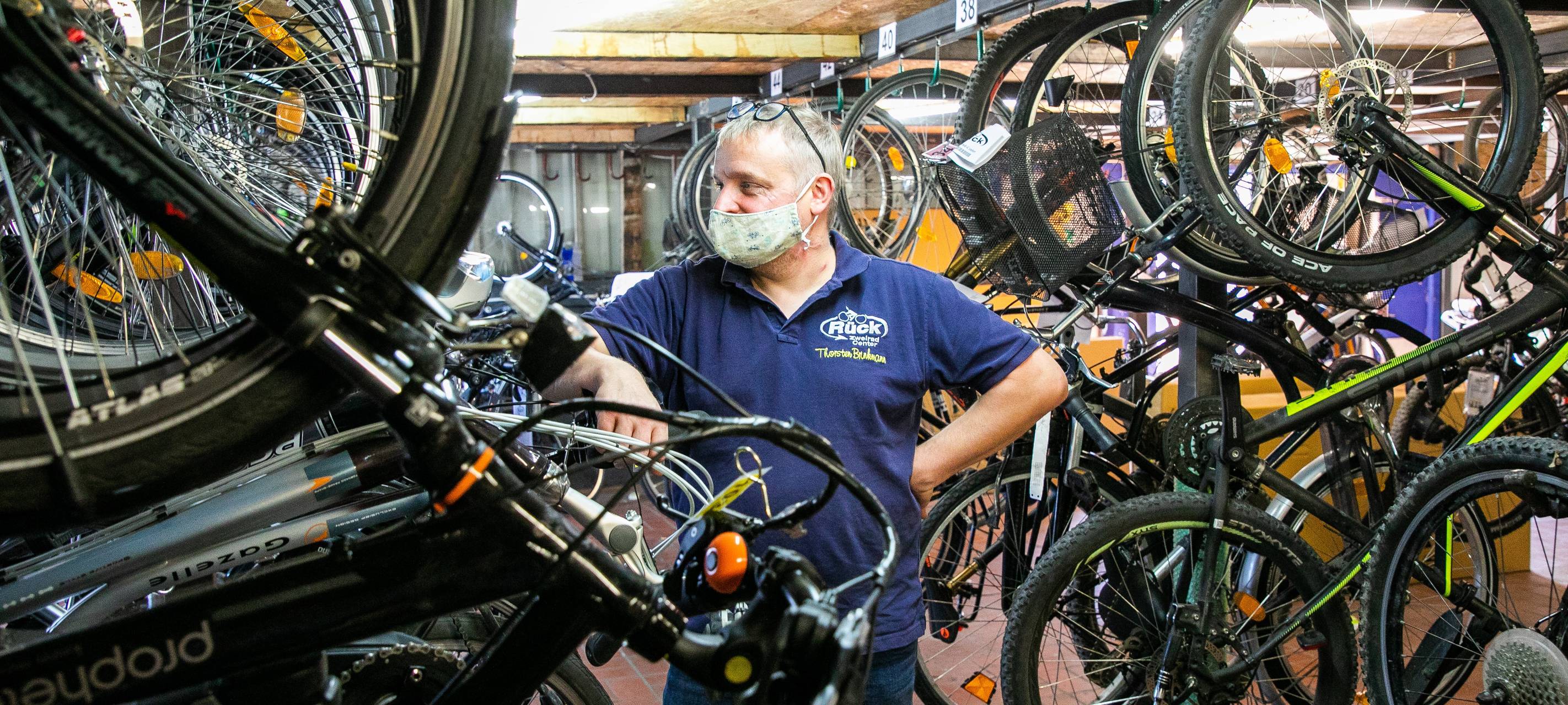 In der Werkstatt eines Fahrradhändlers