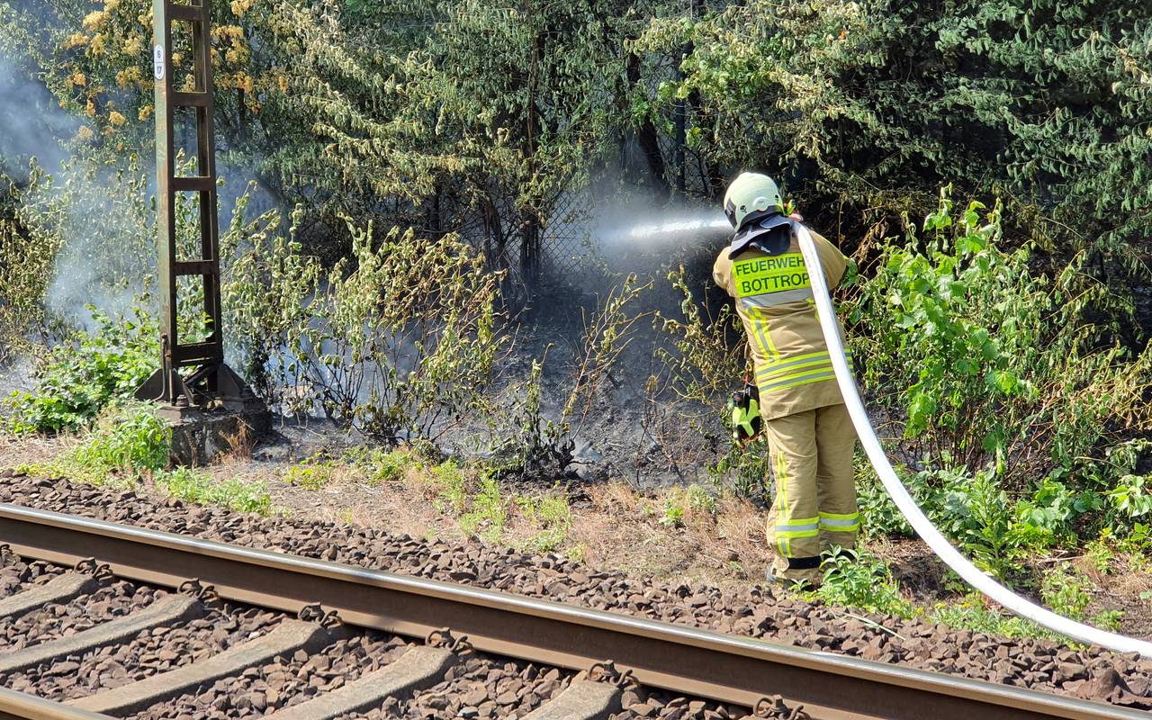 Die Feuerwehr beim Böschungsbrand am Tetraeder in Bottrop 
