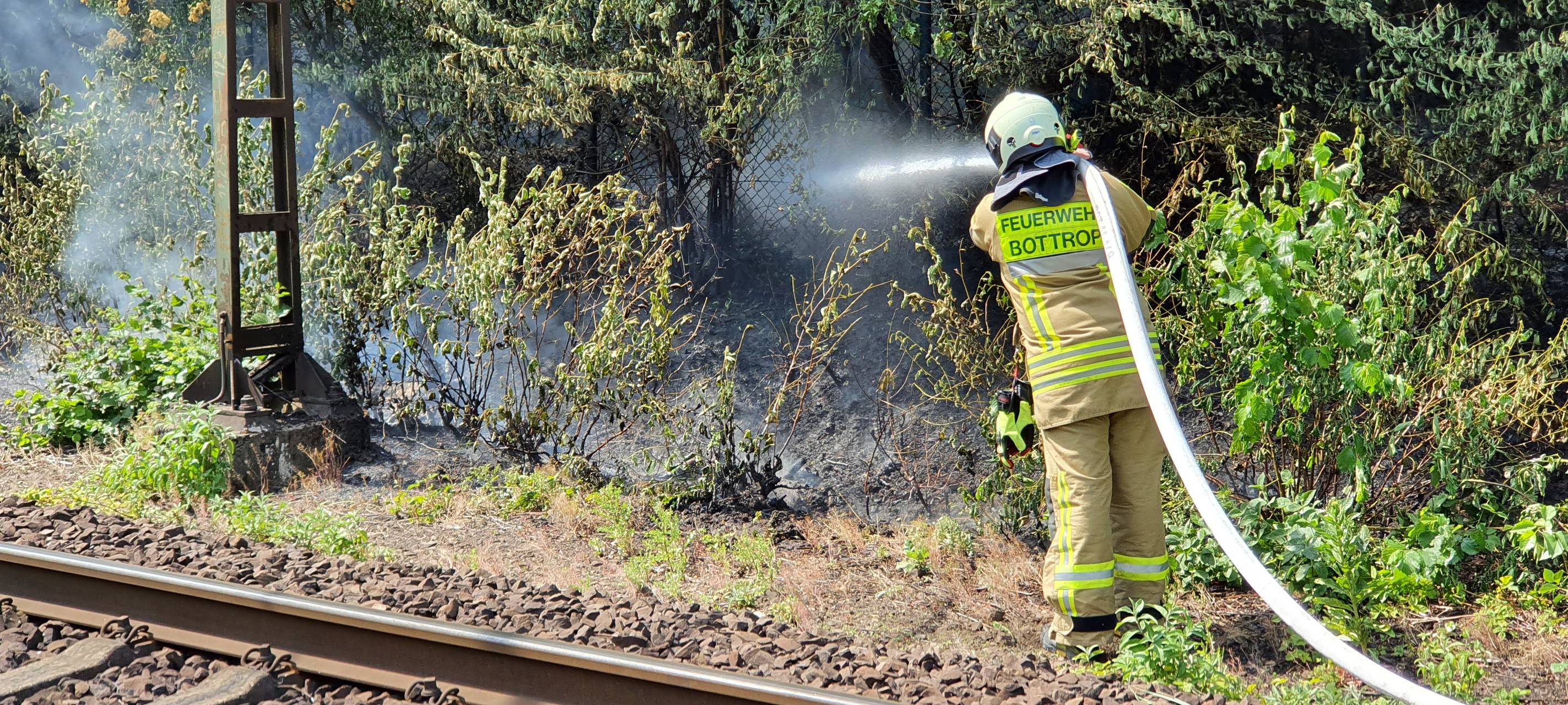 Die Feuerwehr beim Böschungsbrand am Tetraeder in Bottrop