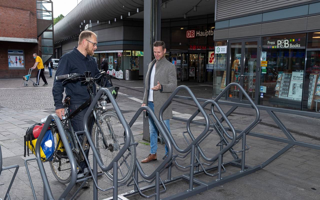 Zwei Männer stellen ein Fahrrad an den neuen Fahrradständern am Gelsenkirchener Hauptbahnhof ab
