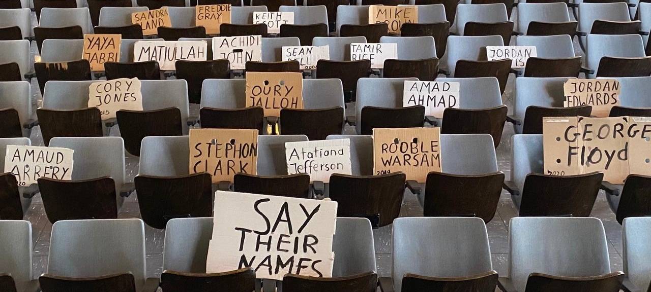 Schilder mit den Namen von Opfern rechtsextremer Gewalt