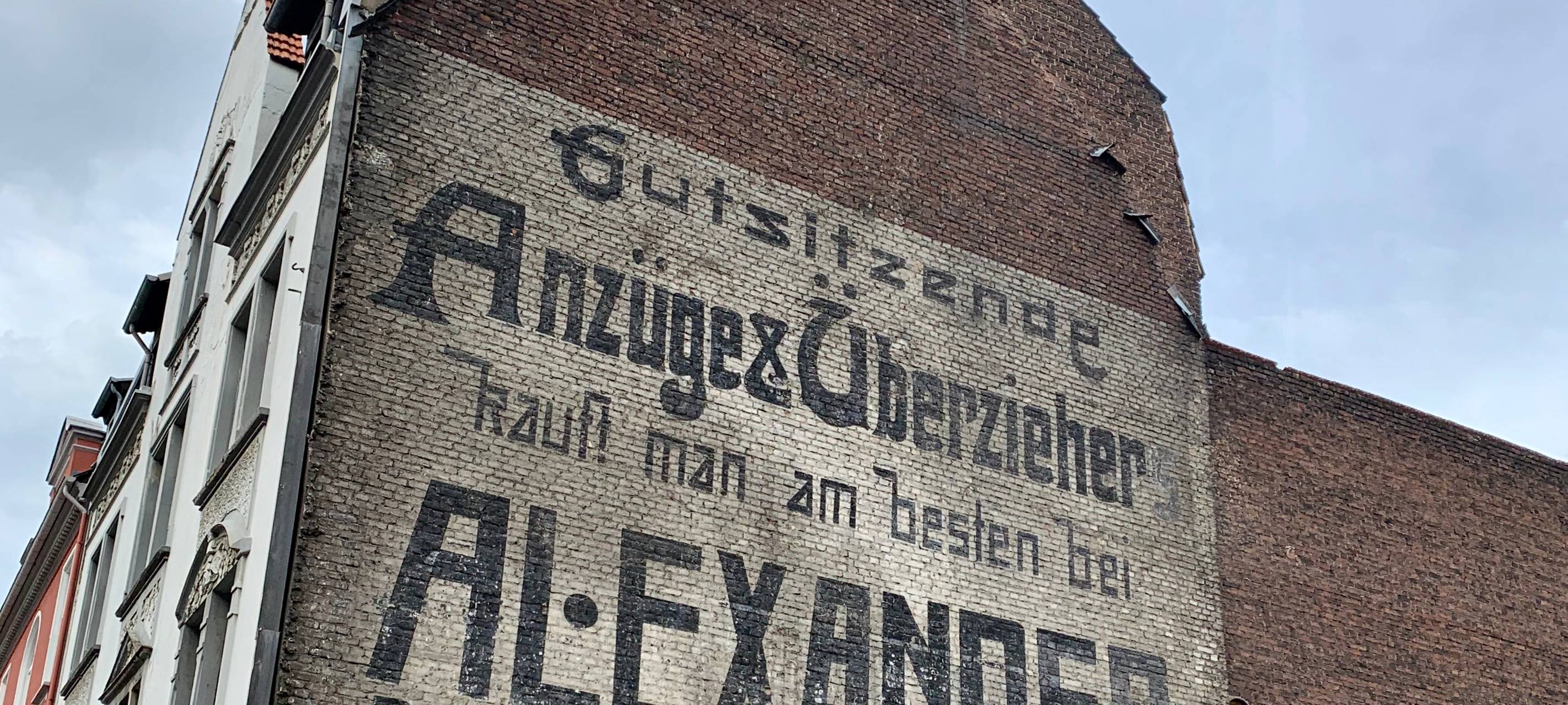 Die Reklametafel für das Kaufhaus Alexander an der Bochumer Straße in Gelsenkirchen