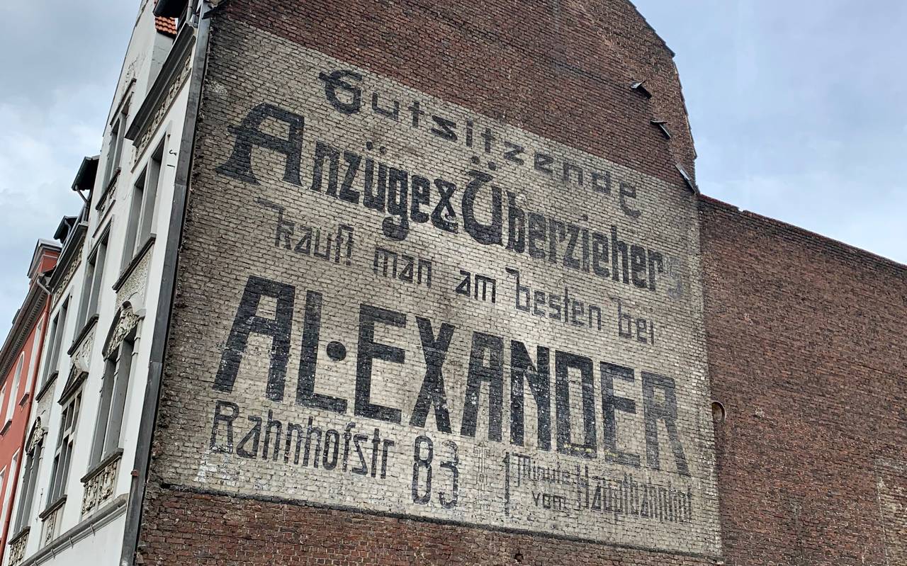 Die Reklametafel für das Kaufhaus Alexander an der Bochumer Straße in Gelsenkirchen