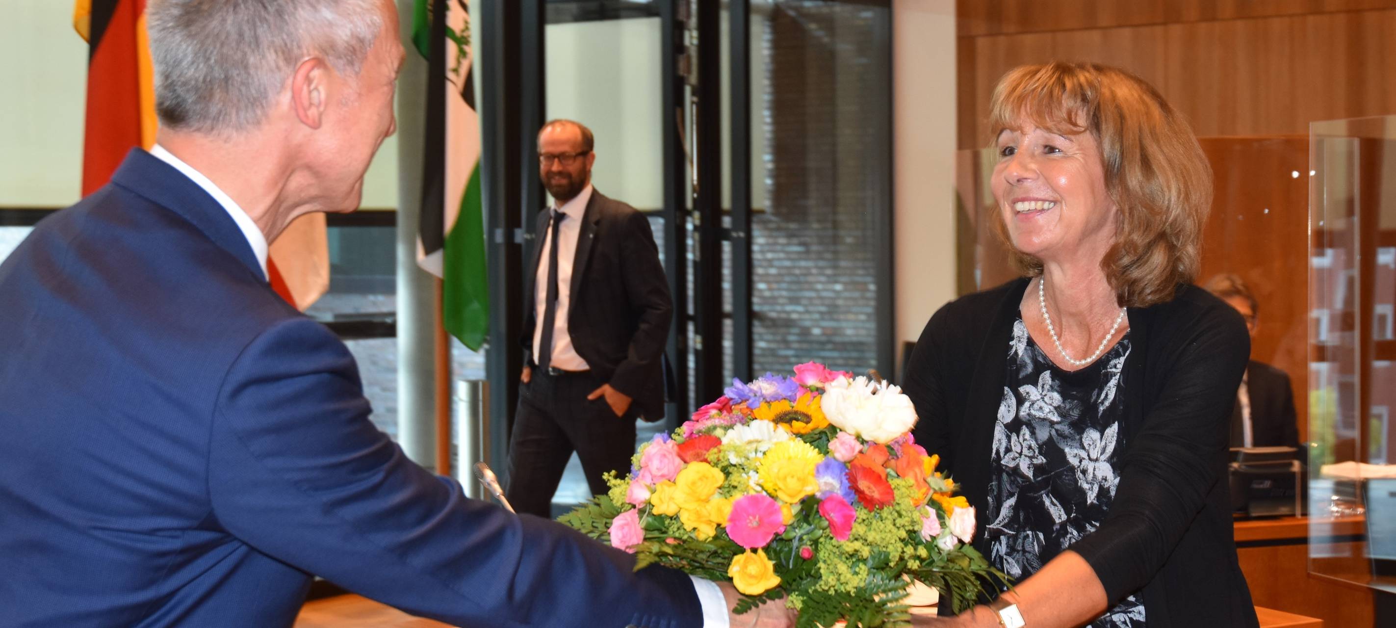 Frank Baranowski gratuliert Anne Heselhaus zu ihrer Wahl