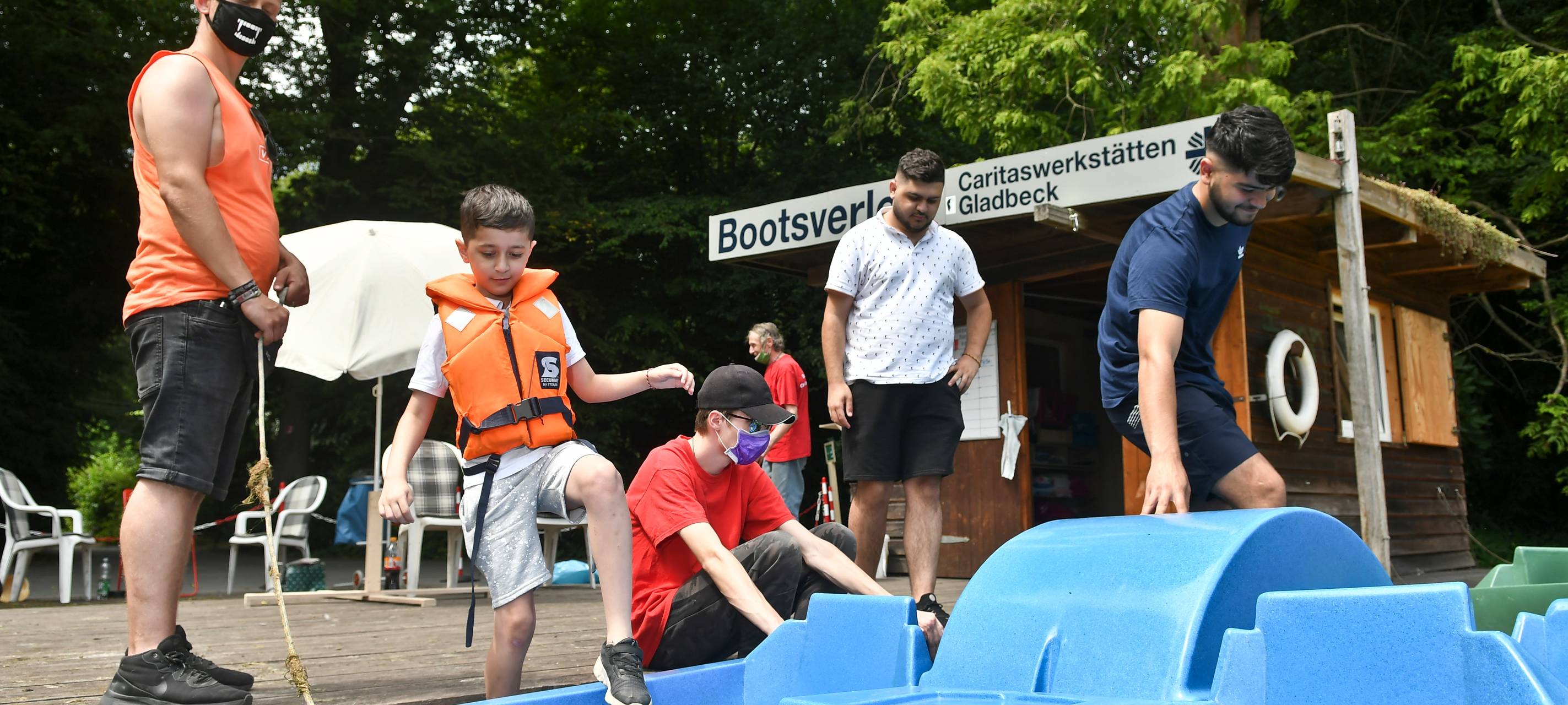 Kinder steigen in ein Tretboot auf dem Wittringer Schlossteich