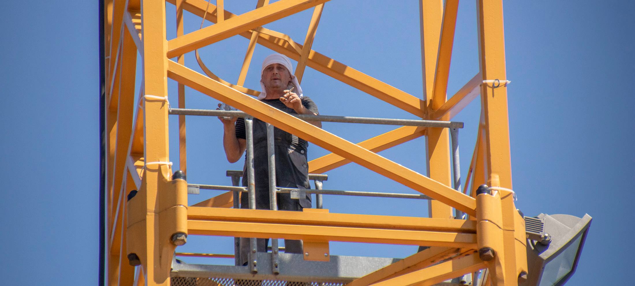 Bauarbeiter in Gelsenkirchen drohen wieder mit Sprung von Kran