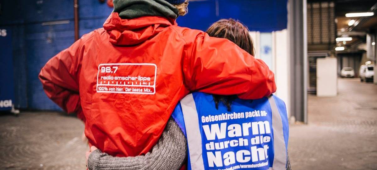 Einer unserer Reporter und eine Mitarbeiterin von Warm durch die Nacht, Arm in Arm.