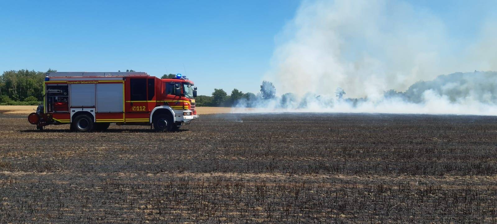 Feuerwehr löscht brennendes Stoppelfeld