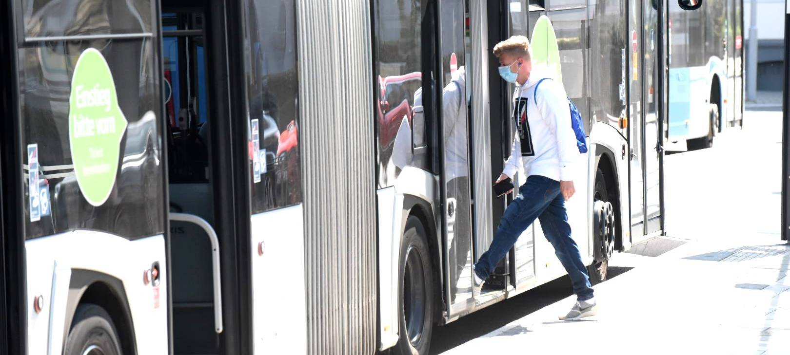 Busfahren in Corona-Zeiten mit Schutzmaske