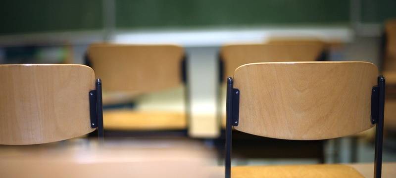 Ein Klassenzimmer mit Tafel und Stühlen