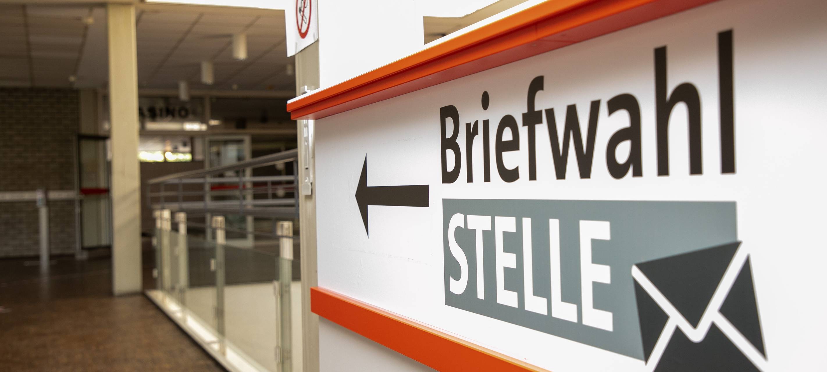 Hinweisschild zur Briefwahlstelle im Bottroper Saalbau