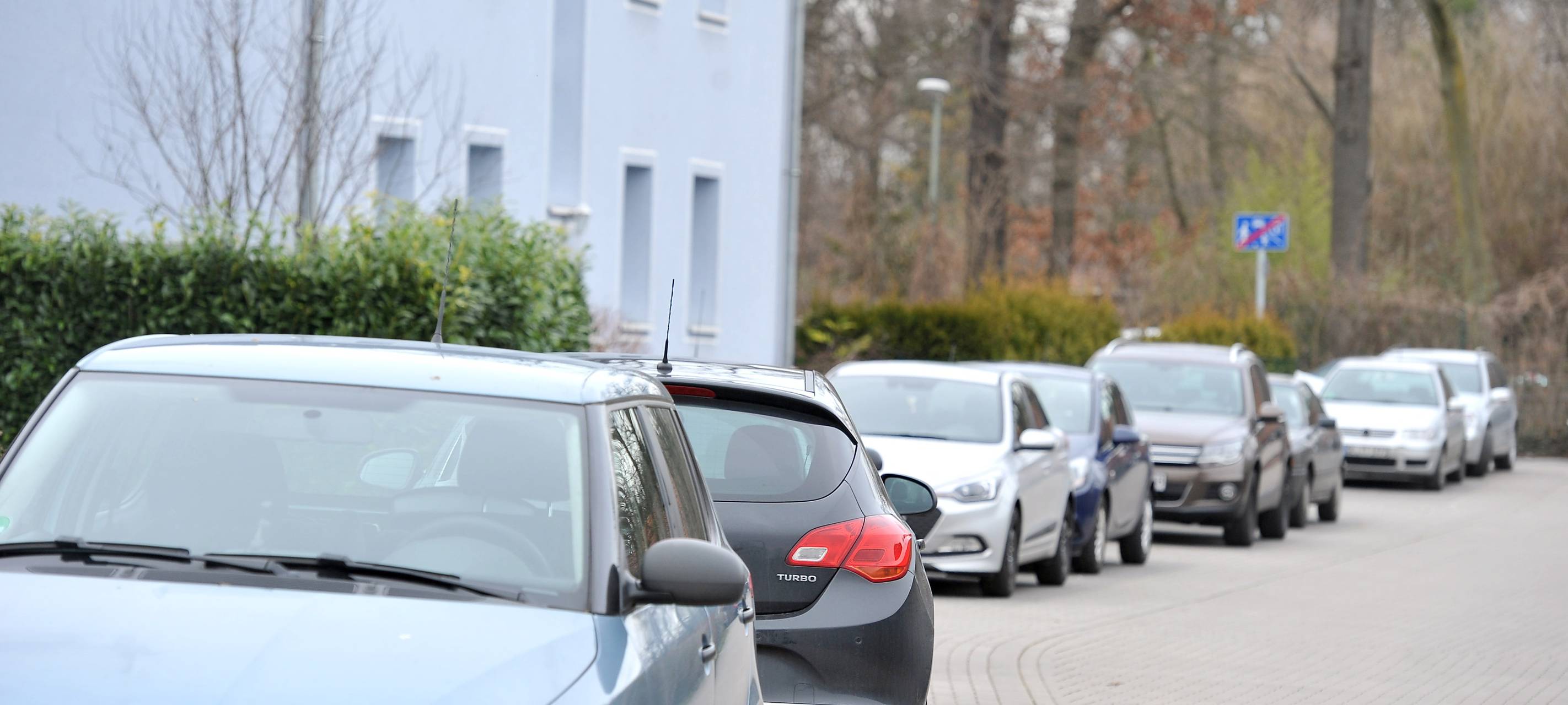 Geparkte Autos an der Grimberger Allee in Gelsenkirchen