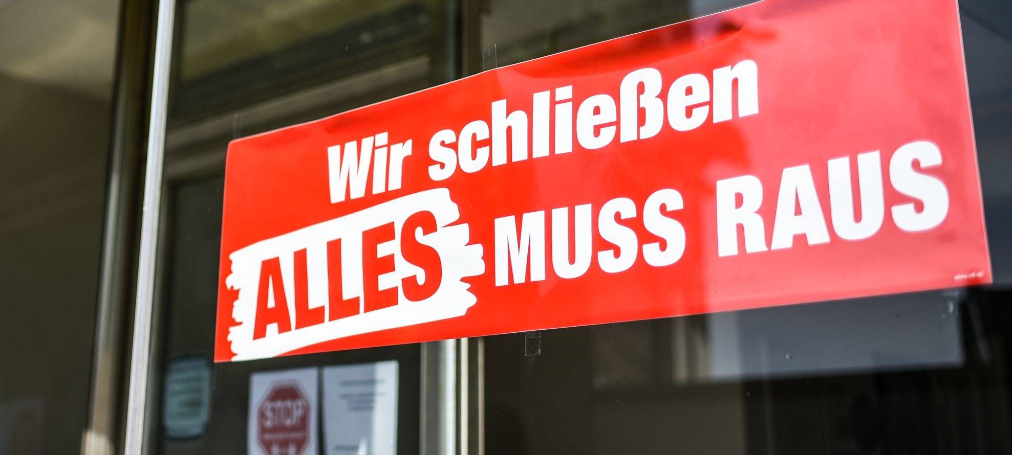 Ladenschild mit der Aufschrift "Wir schließen"