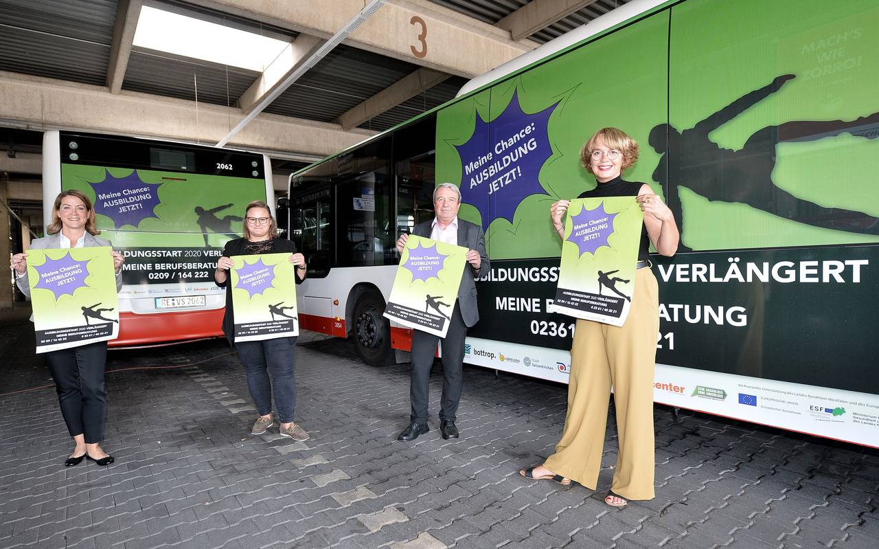 Zwei beklebte Busse, die für die Ausbildungs-Hotline in Gelsenkirchen werben