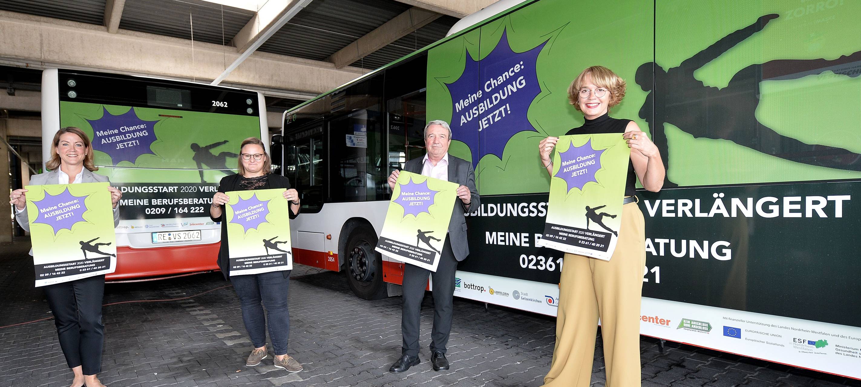 Zwei beklebte Busse, die für die Ausbildungs-Hotline in Gelsenkirchen werben