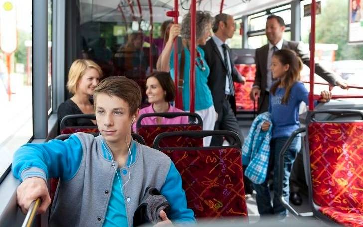 Jugendliche Fahrgäste im Bus